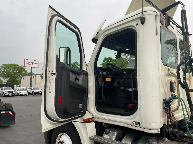 2019 Freightliner Cascadia in Milwaukee, WI — photo 9