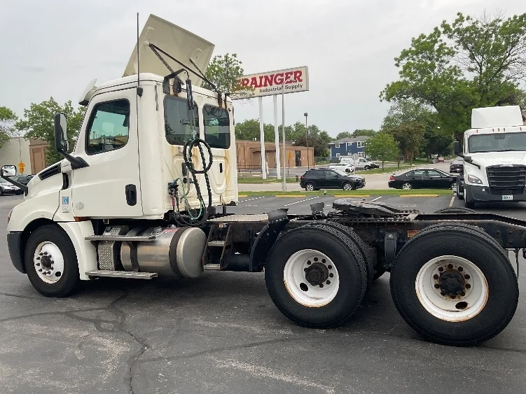 2019 Freightliner Cascadia in Milwaukee, WI — photo 8