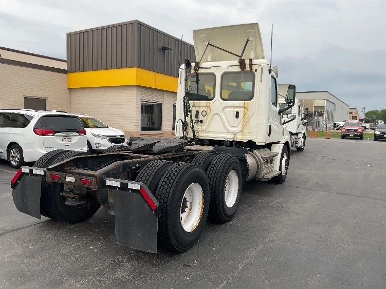 2019 Freightliner Cascadia in Milwaukee, WI — photo 5