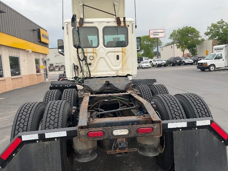 2019 Freightliner Cascadia in Milwaukee, WI — photo 6