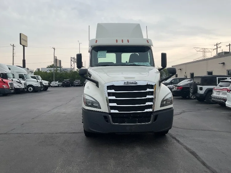2019 Freightliner Cascadia in Milwaukee, WI — photo 2