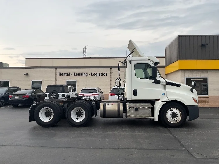 2019 Freightliner Cascadia in Milwaukee, WI — photo 4