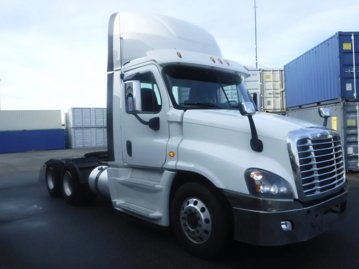 2018 Freightliner Cascadia - image 3