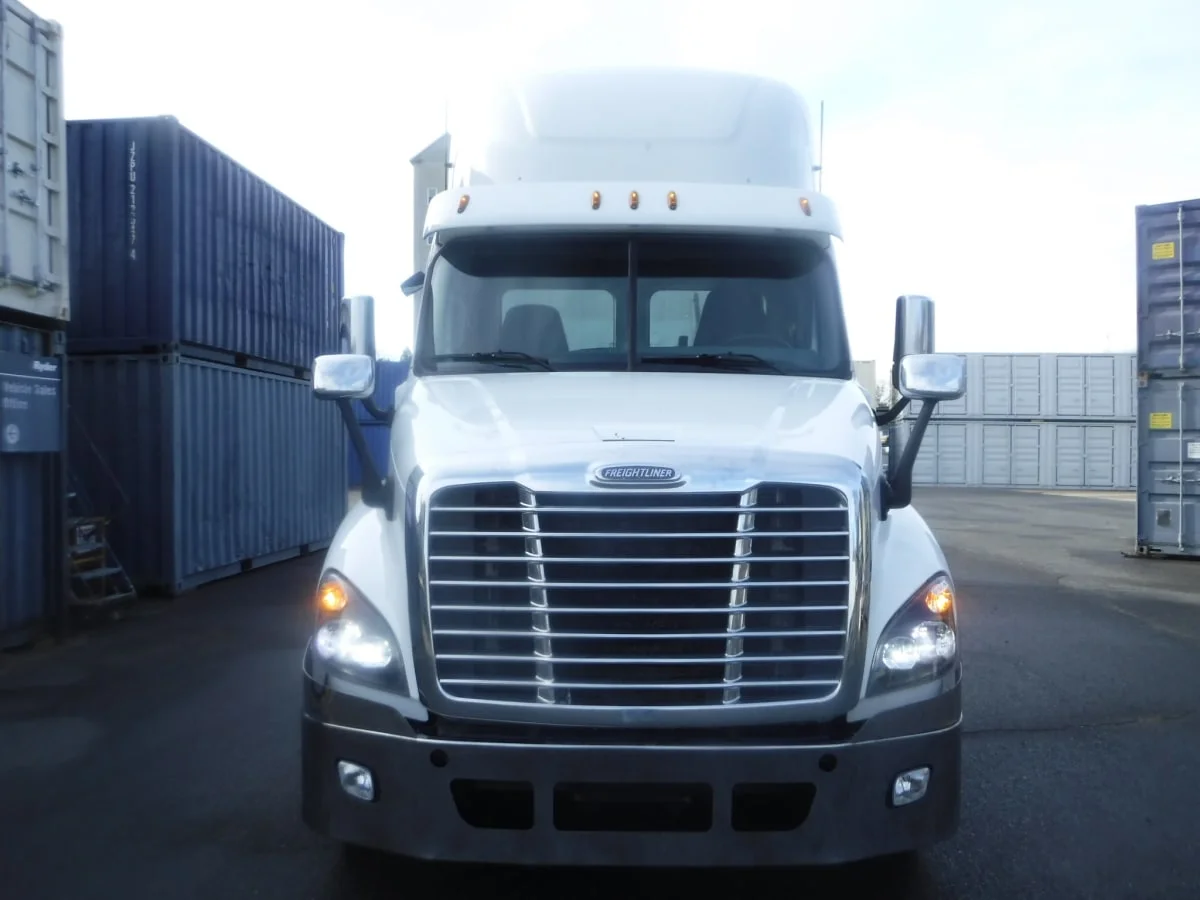 2018 Freightliner Cascadia - image 2