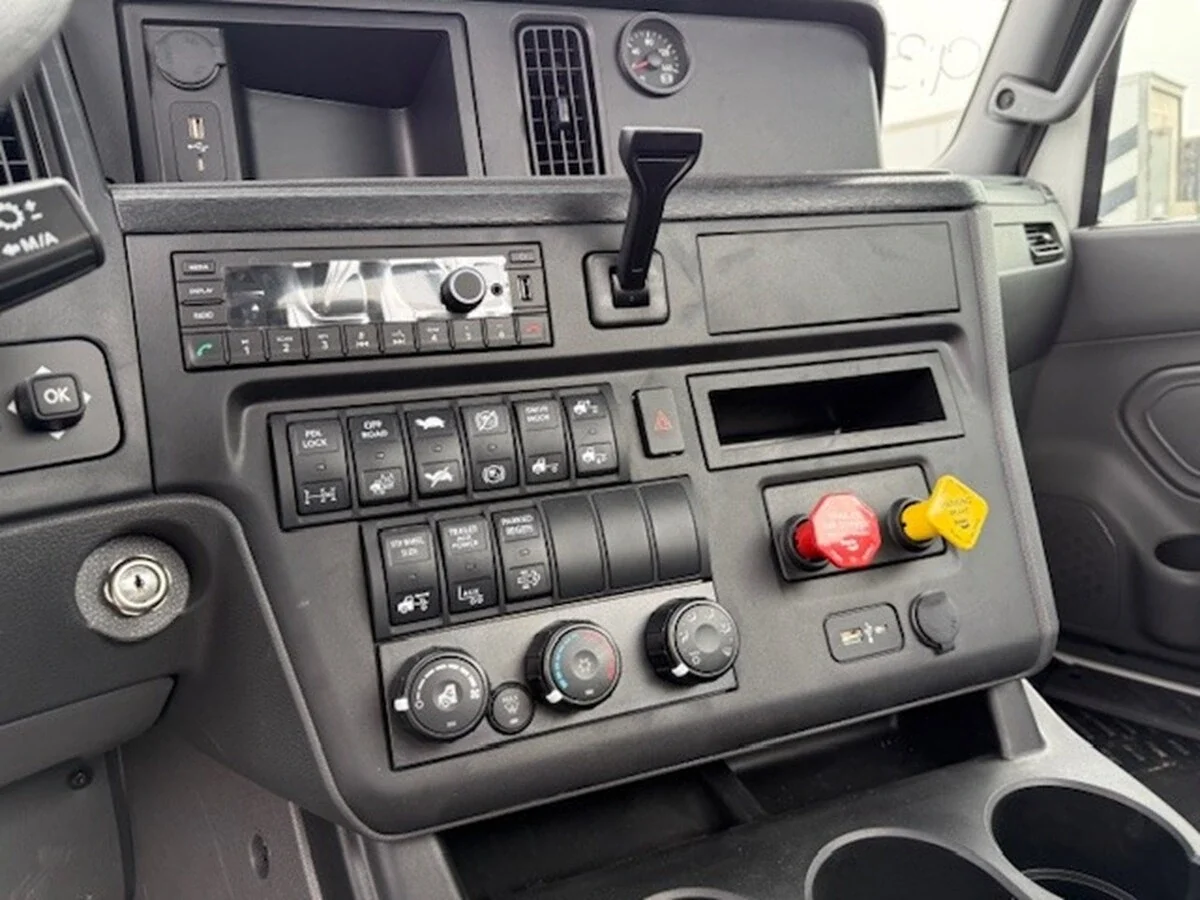 2025 International LT - image 6