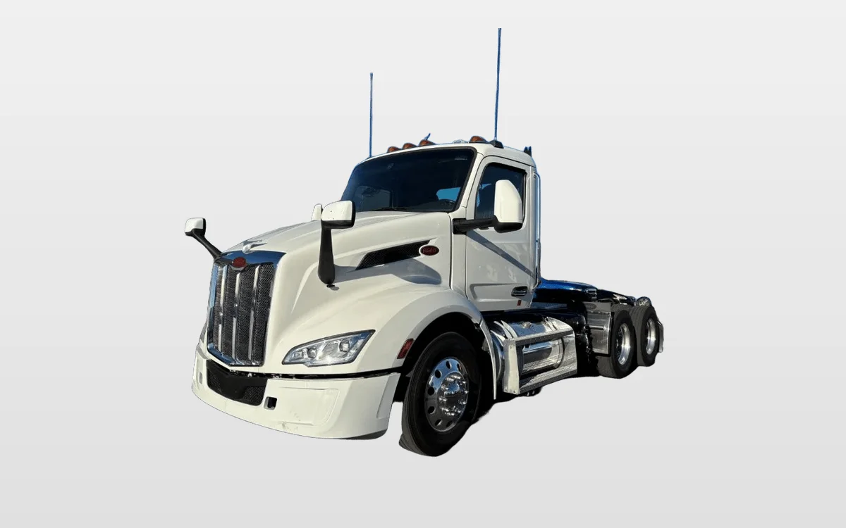 2023 PETERBILT 579 - image 1