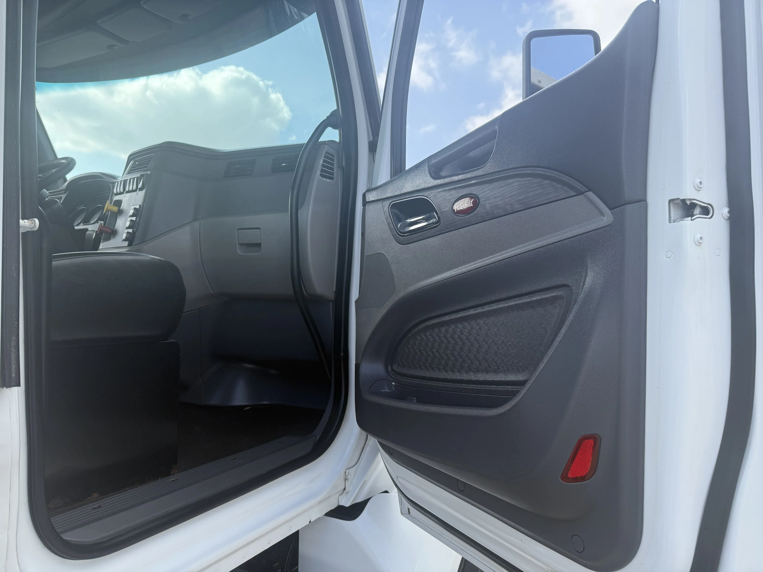 2017 Peterbilt 579 - image 11