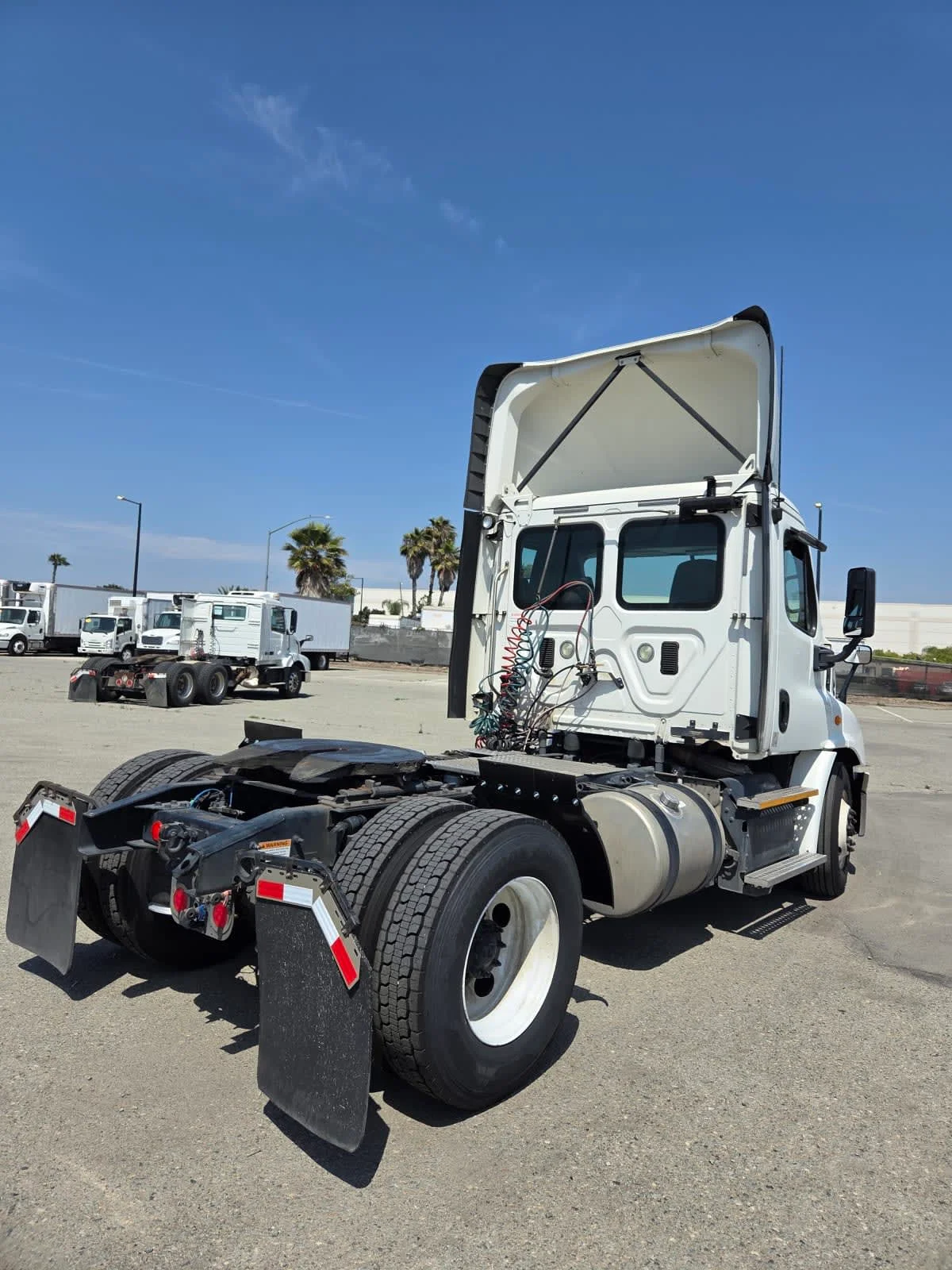 2017 Freightliner Cascadia - image 4