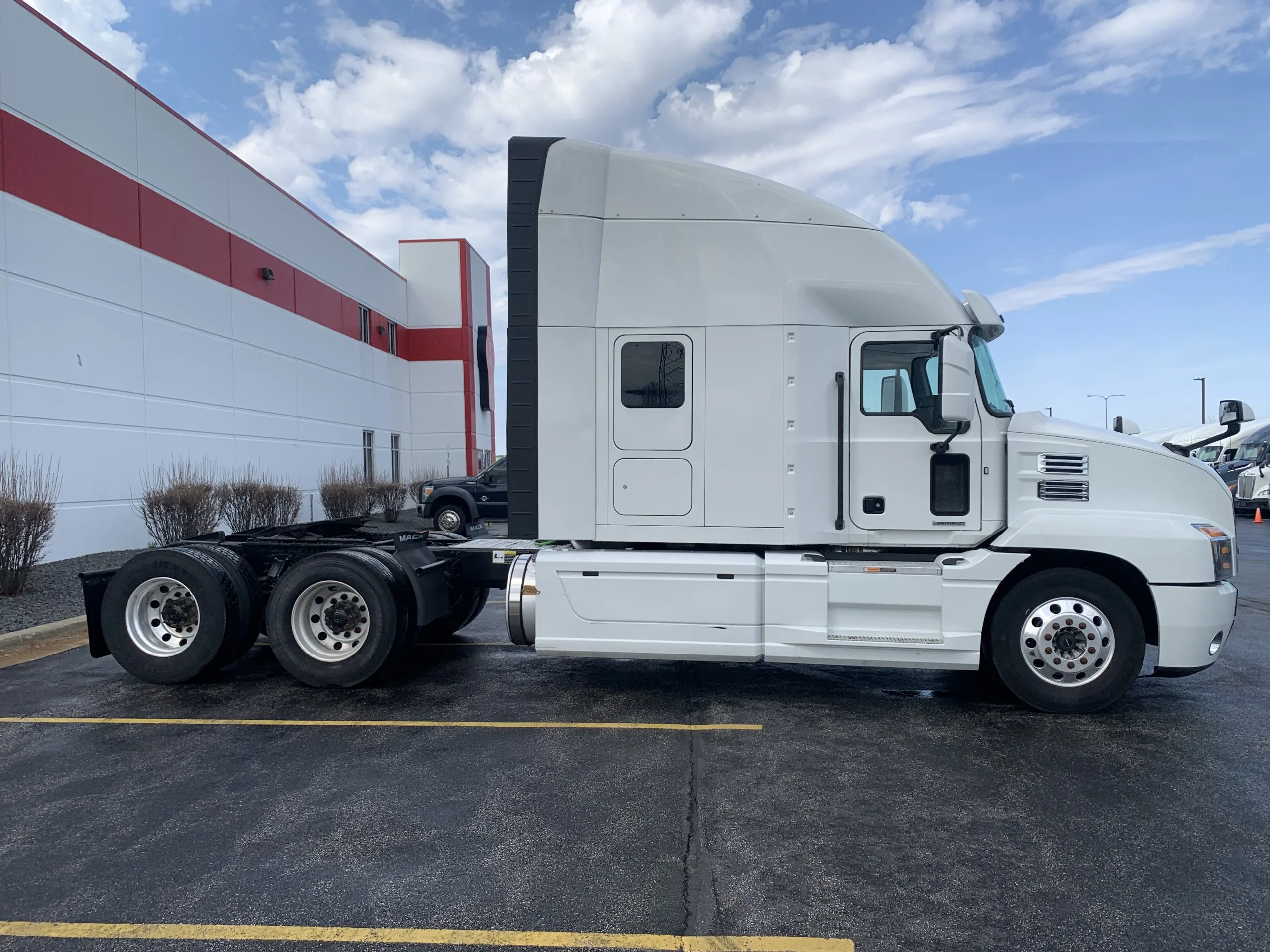 2023 Mack Anthem - image 4