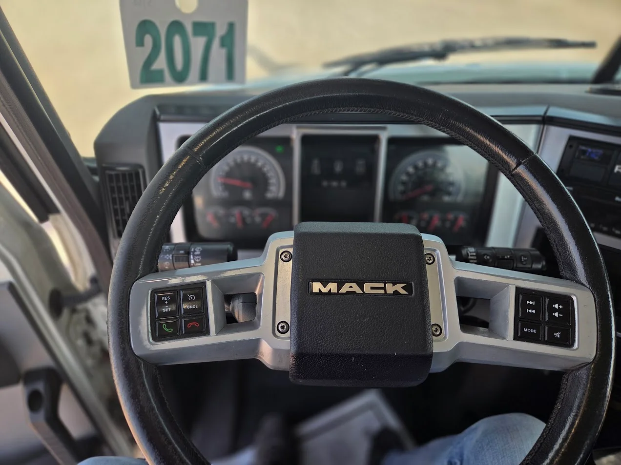 2020 Mack Anthem - image 12