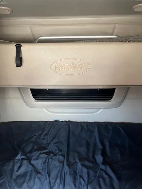 2022 Peterbilt 579 - image 11