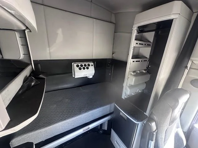 2022 Kenworth T680 — photo 13