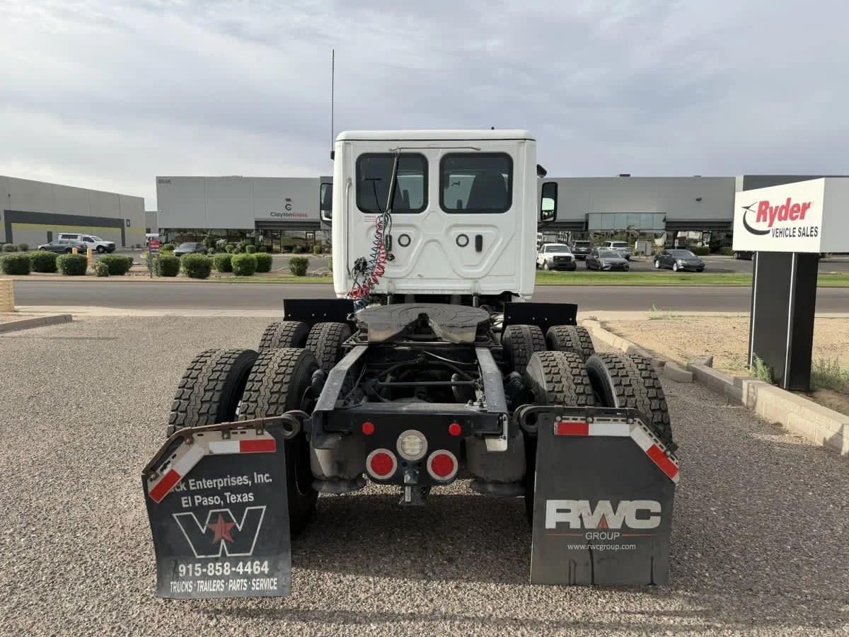 2022 Freightliner Cascadia in Phoenix, AZ — photo 5