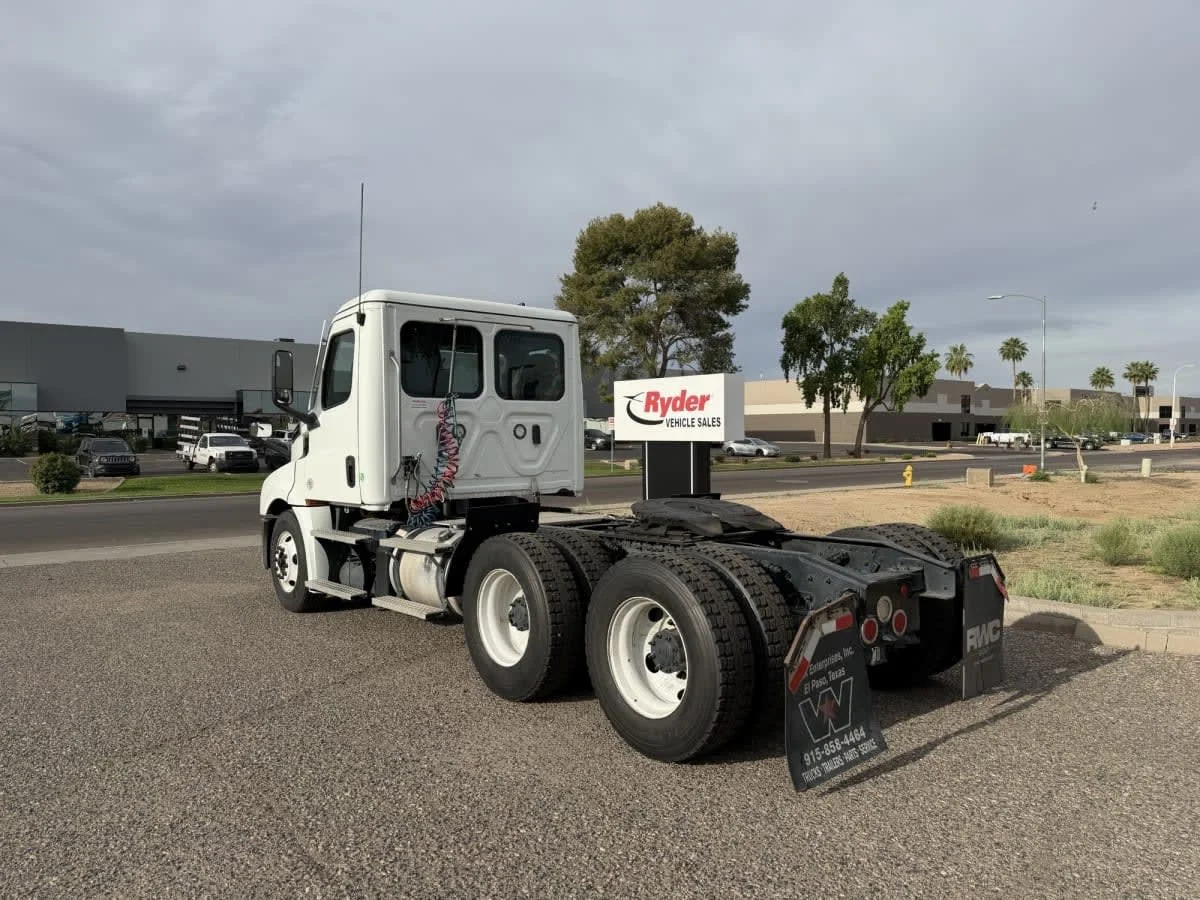2022 Freightliner Cascadia in Phoenix, AZ — photo 6