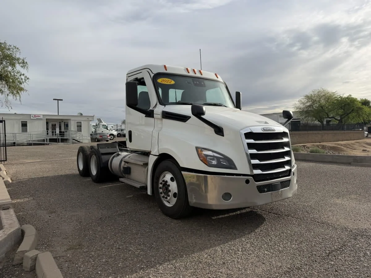 2022 Freightliner Cascadia in Phoenix, AZ — photo 3