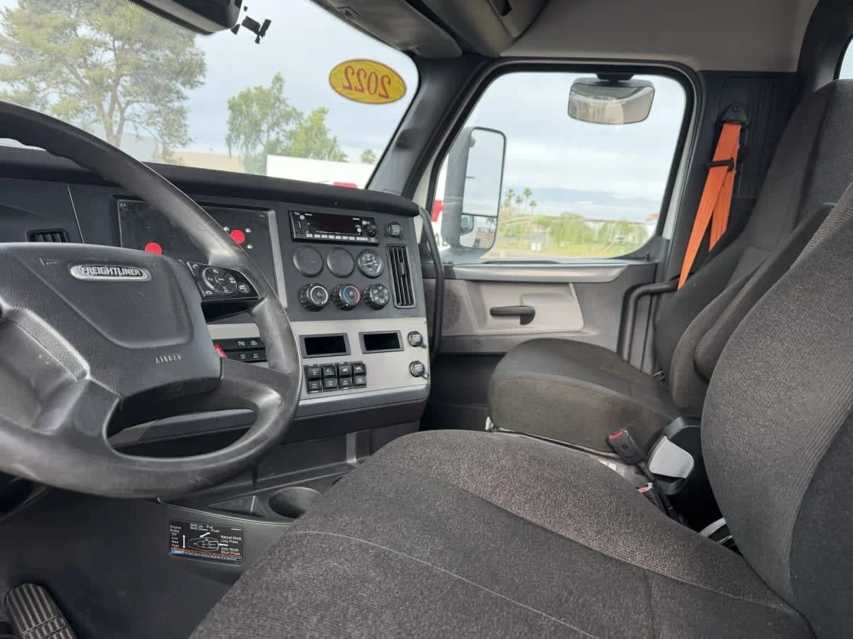 2022 Freightliner Cascadia in Phoenix, AZ — photo 7