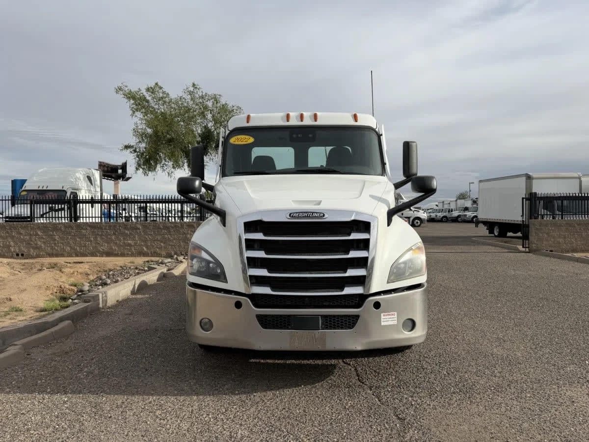 2022 Freightliner Cascadia in Phoenix, AZ — photo 2