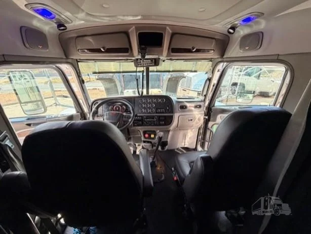 2023 Peterbilt 389 - image 19