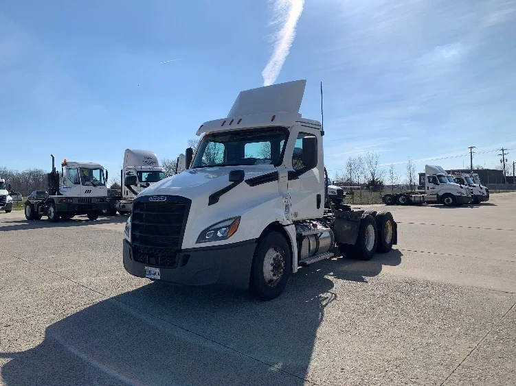 2020 Freightliner Cascadia - image 3