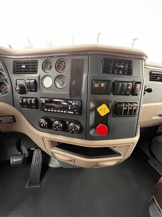2022 Peterbilt 579 in Albuquerque, NM — photo 20