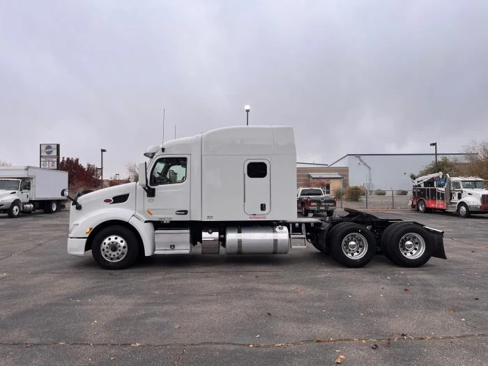 2022 Peterbilt 579 in Albuquerque, NM — photo 3