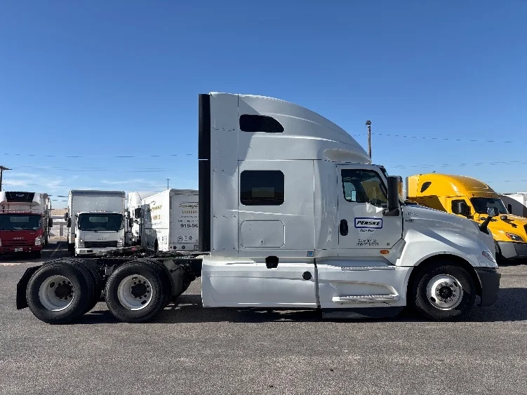 2022 International LT in La Porte, IN — photo 8