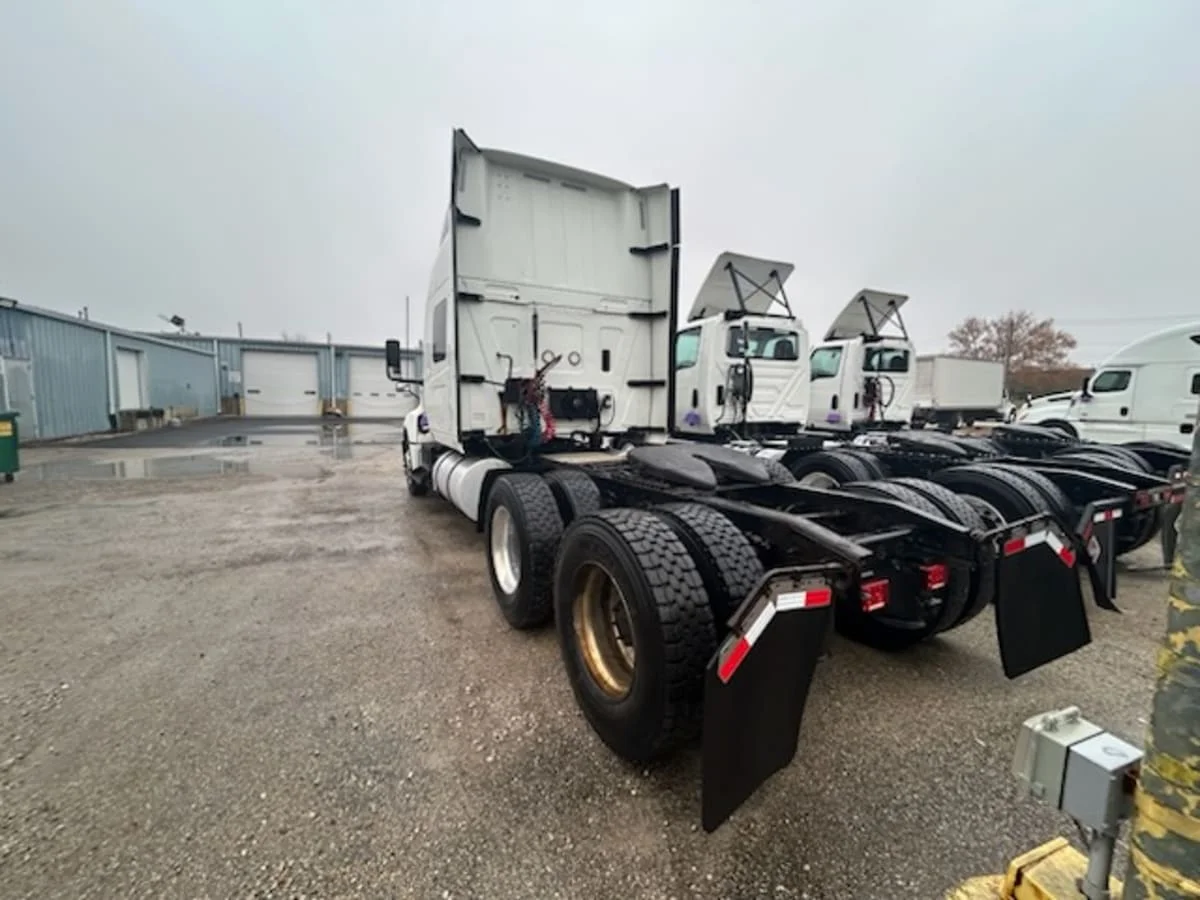 2020 International LT - image 6