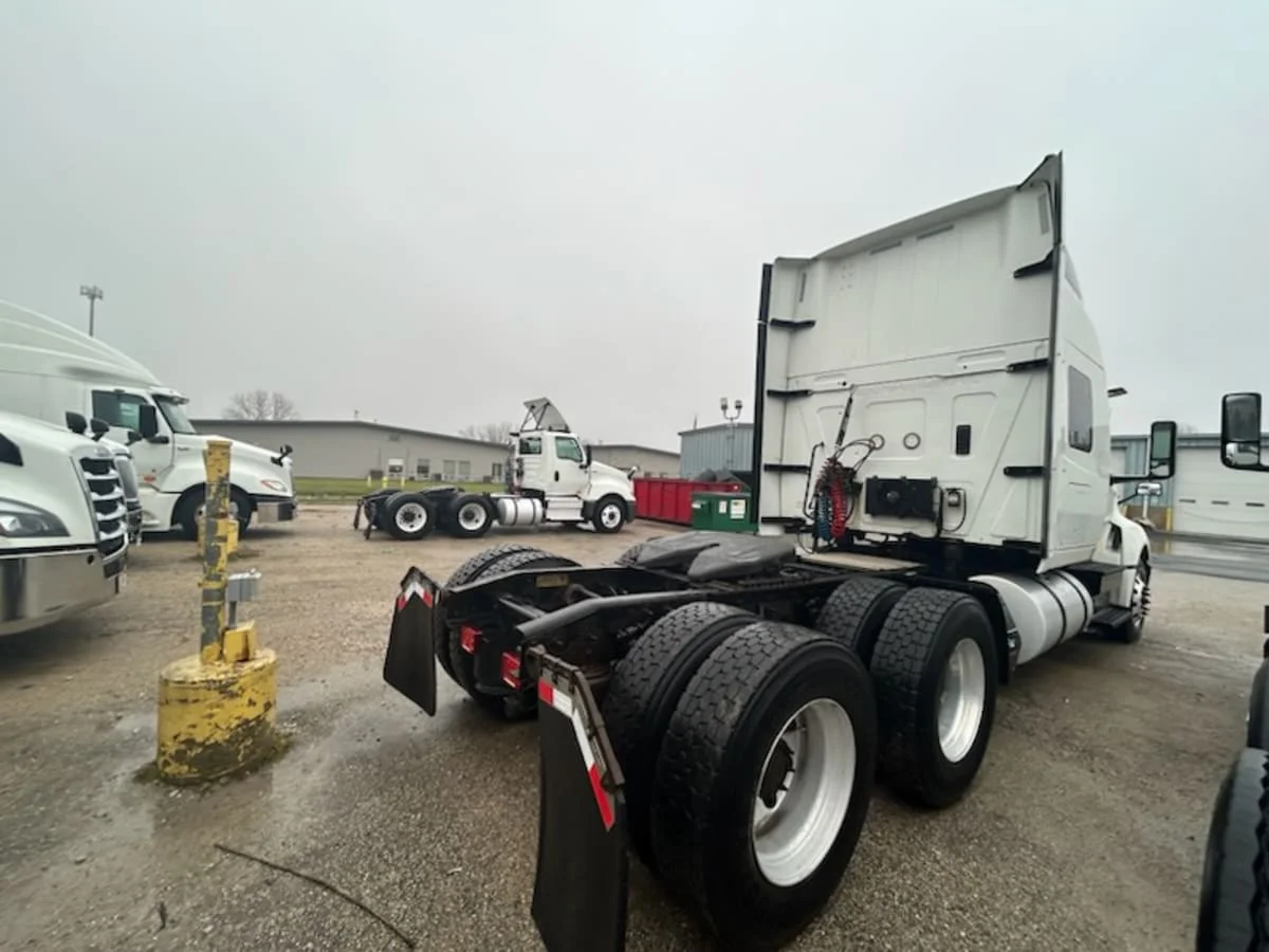 2020 International LT - image 4