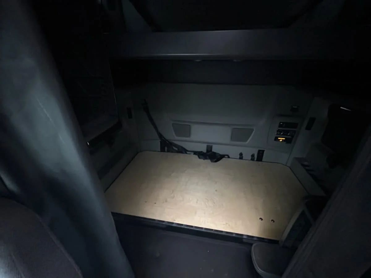 2020 International LT - image 8