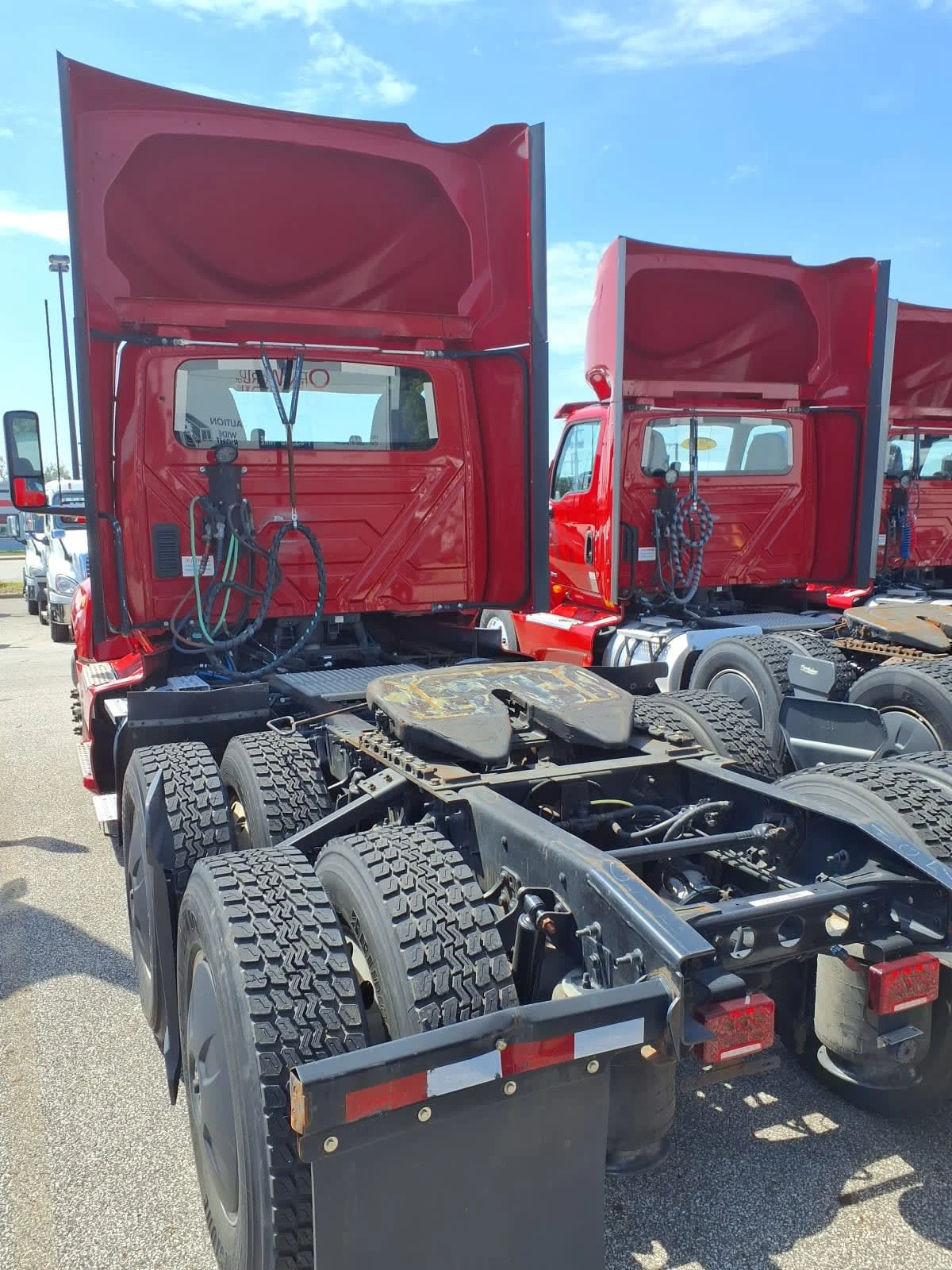 2021 International LT - image 6