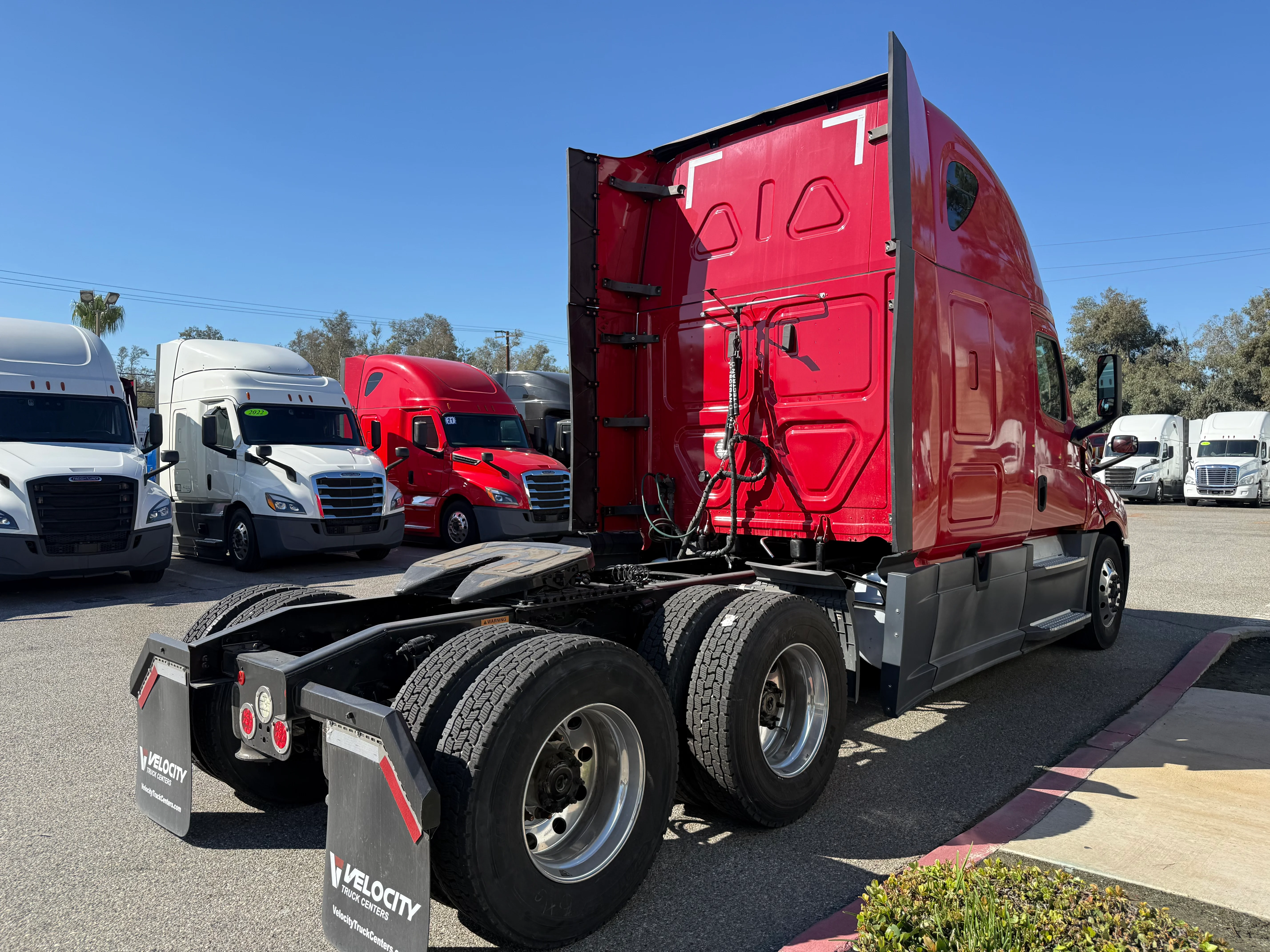 2020 Freightliner Cascadia in Selectrucks Fontana, CA — photo 8