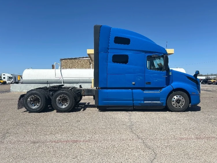 2021 Volvo VNL 760 - image 8
