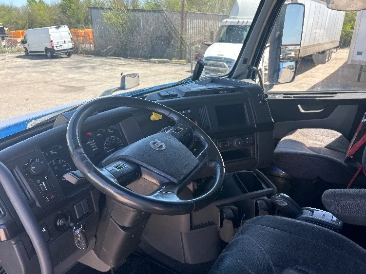 2021 Volvo VNL 760 - image 10