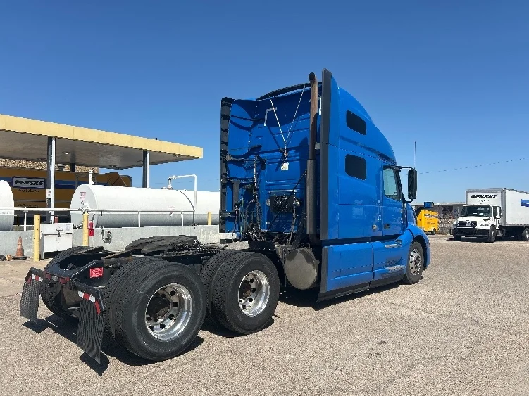 2021 Volvo VNL 760 - image 7