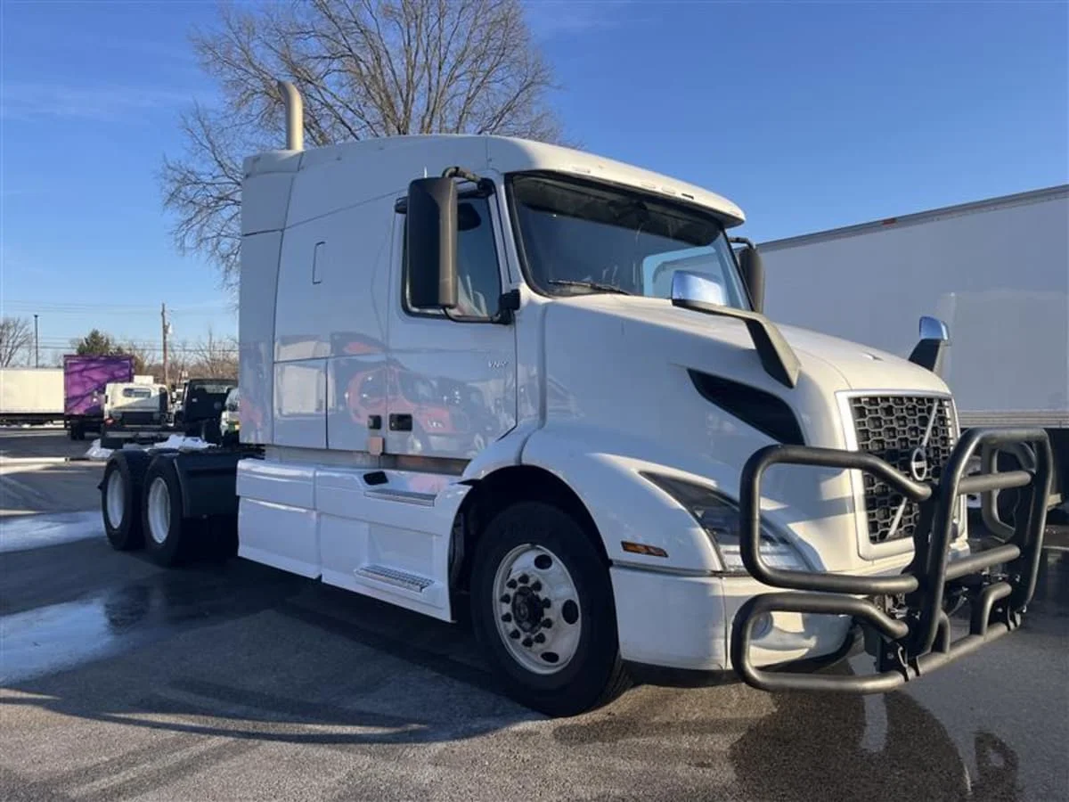 2020 Volvo VNR 640 - image 3