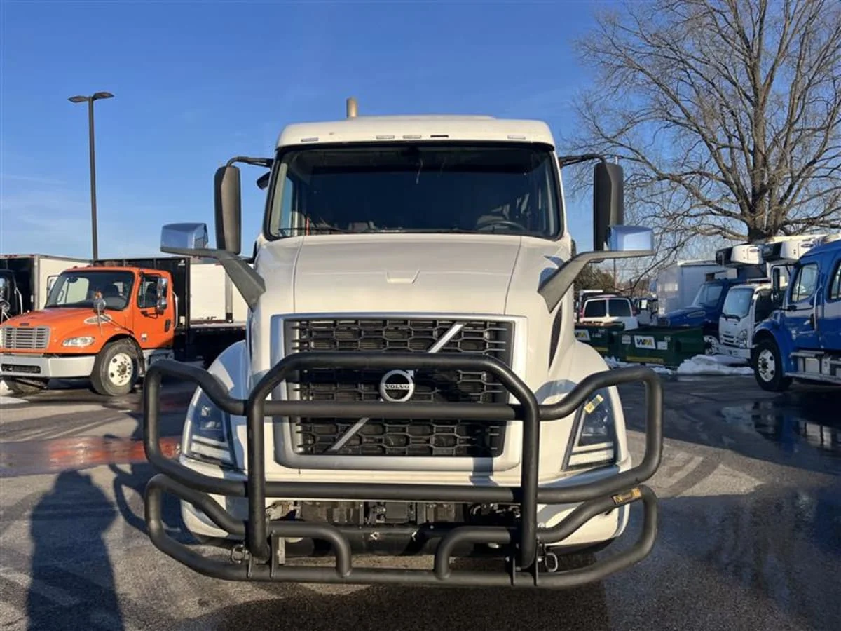 2020 Volvo VNR 640 - image 2