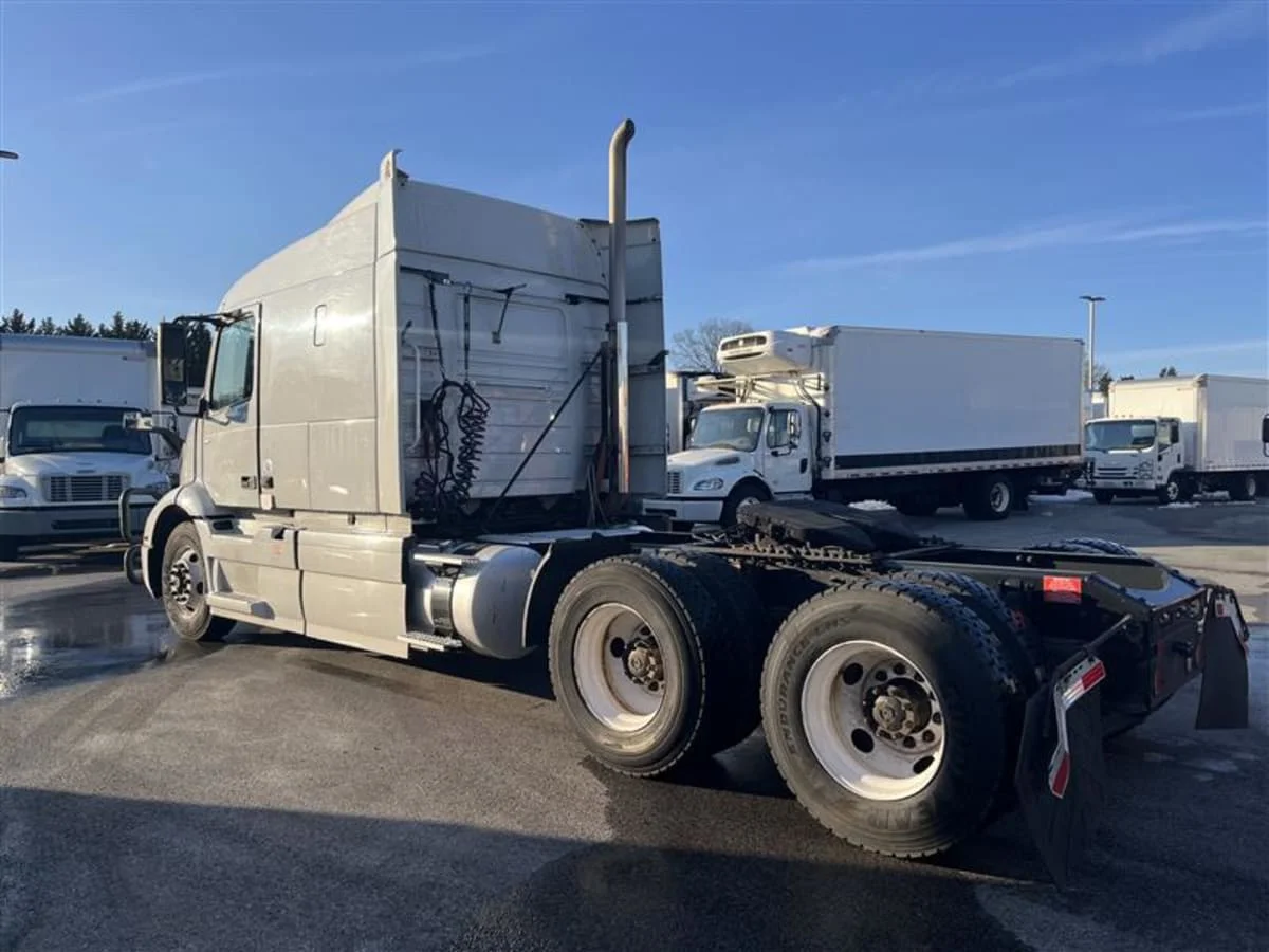 2020 Volvo VNR 640 - image 6