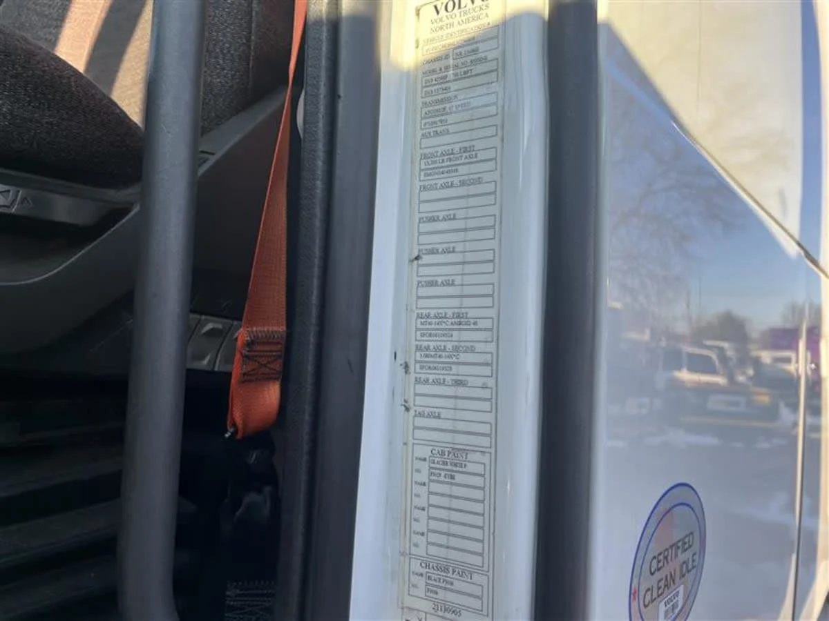 2020 Volvo VNR 640 - image 11