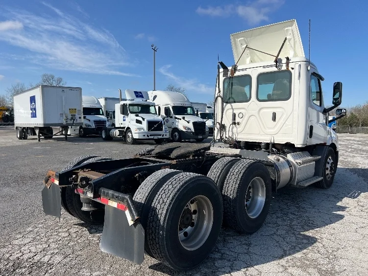 2019 Freightliner Cascadia - image 7