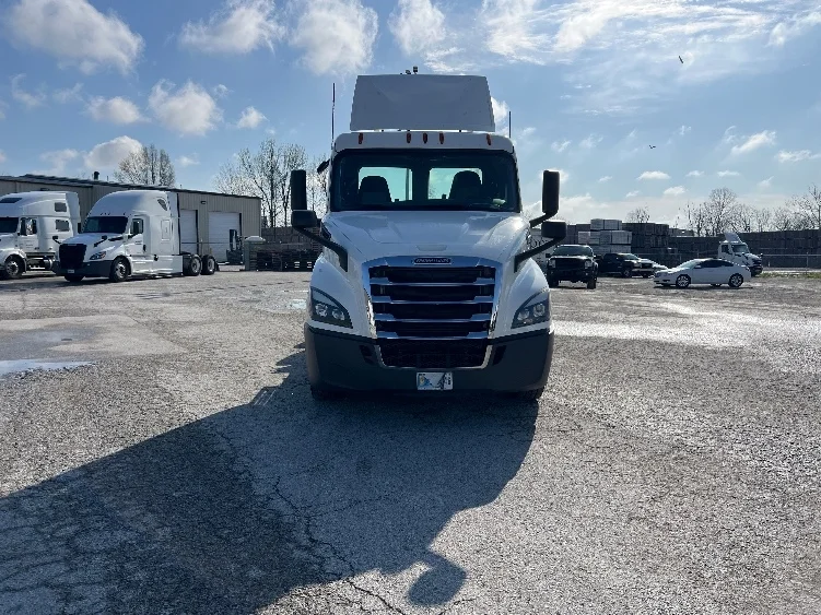 2019 Freightliner Cascadia - image 2