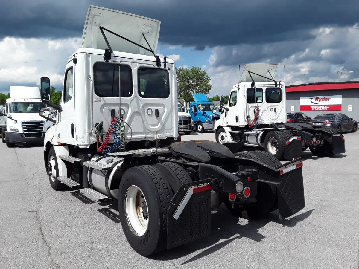 2020 Freightliner Cascadia in La Vergne, TN — photo 6