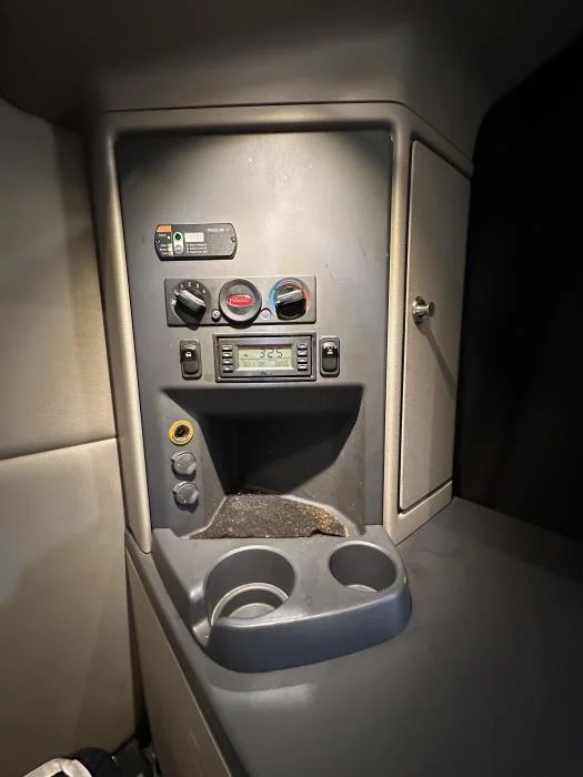 2022 Peterbilt 579 - image 8