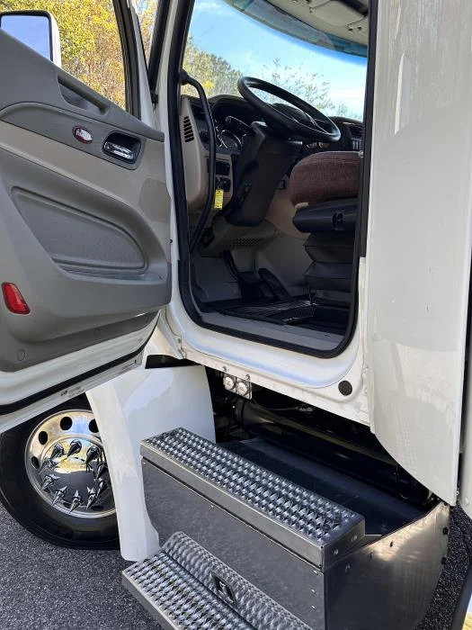 2022 Peterbilt 579 in Nashville, TN — photo 9