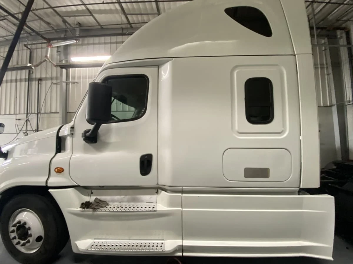 2019 Freightliner Cascadia - image 10