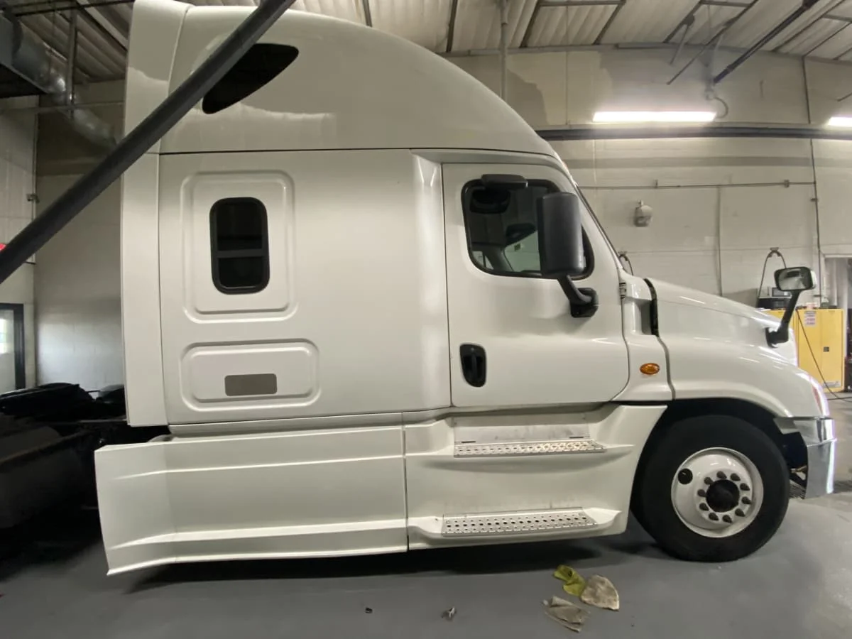 2019 Freightliner Cascadia - image 9