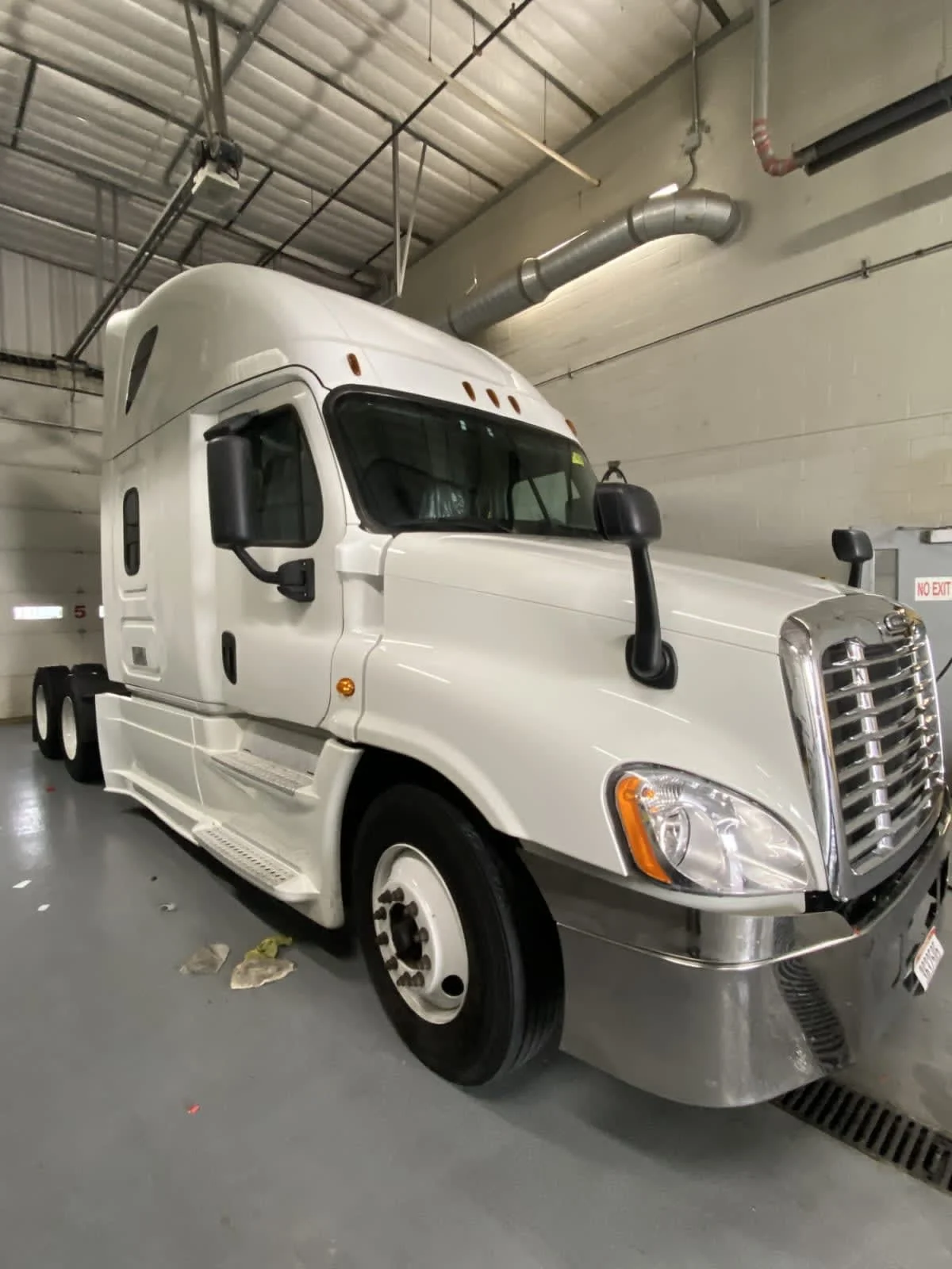2019 Freightliner Cascadia - image 3