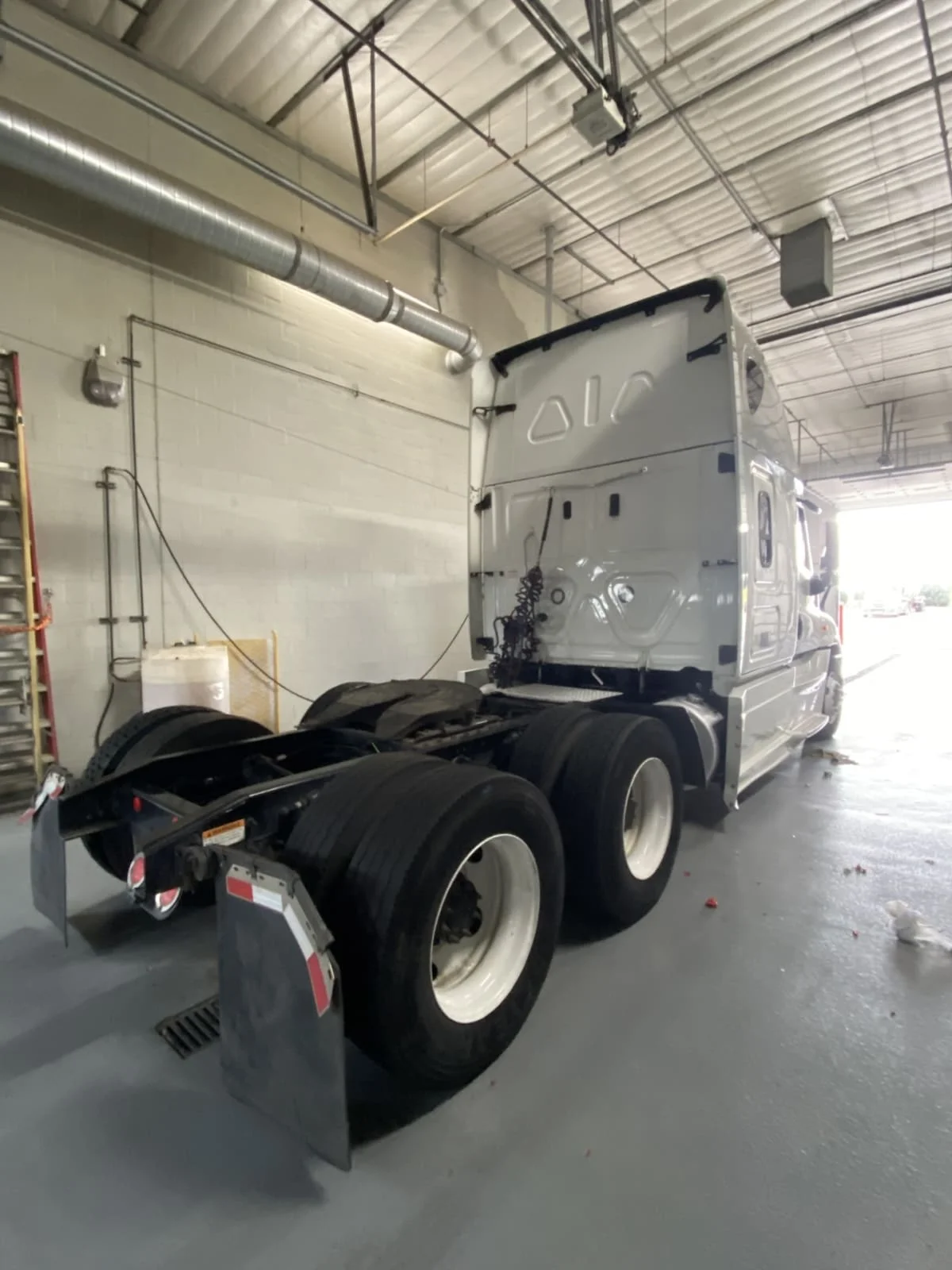 2019 Freightliner Cascadia - image 4