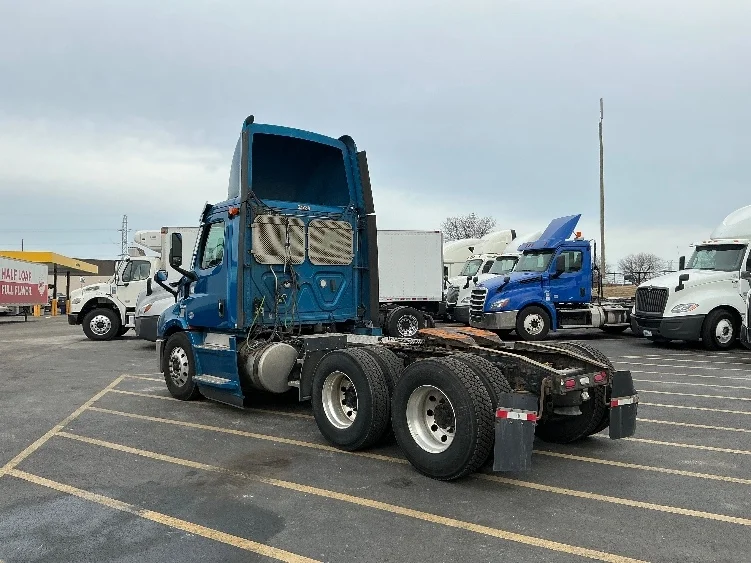 2020 Freightliner Cascadia in La Porte, IN — photo 5