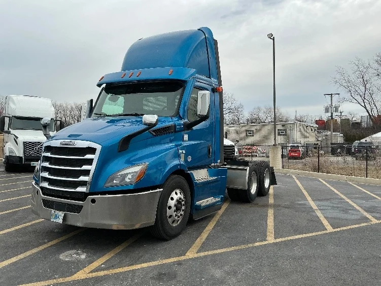 2020 Freightliner Cascadia in La Porte, IN — photo 3