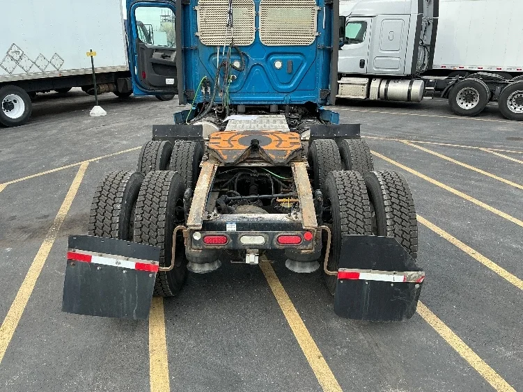 2020 Freightliner Cascadia in La Porte, IN — photo 6